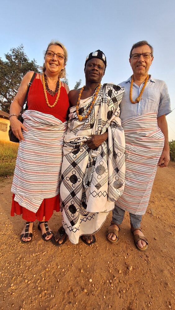 Beatrice und Martin mit dem Dorfchef